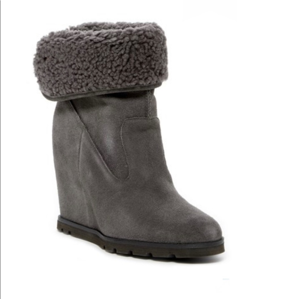 UGG
Kyra Genuine Shearling Wedge Boot Sz 9.5